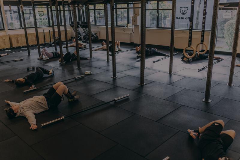 Die Trainingshalle mit Rigs und Kettlebells im Weitwinkel