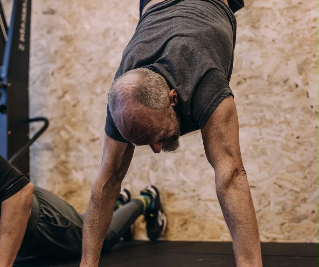 Athlet übt den Handstand an der Wand