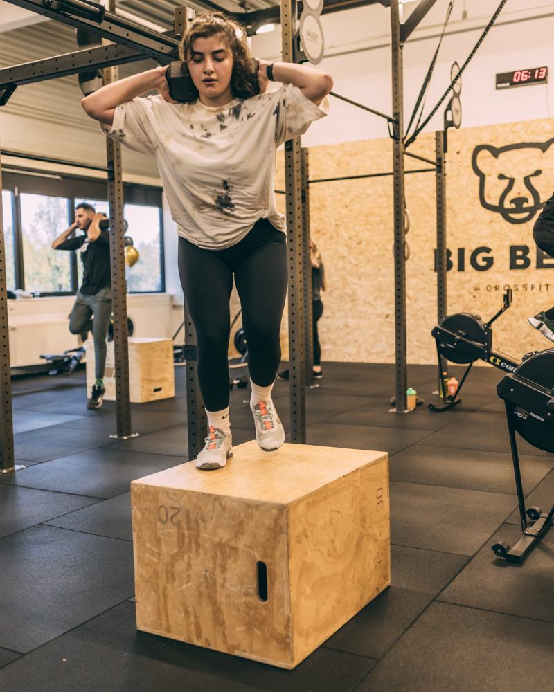 Athletin beim Box Step-up vor der BIG BEAR Wand